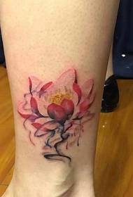 ljusa och vackra färgade lotus tatueringsmönster på kalven