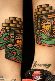 disegno del tatuaggio scarpe gamba