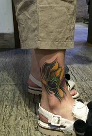 Pattern di tatuaggio di Lotus Colorful Seducente à Piedi Nudi