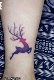 disegno del tatuaggio cervo gamba