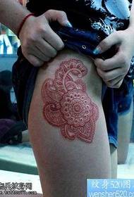 disegno del tatuaggio totem stile indiano gamba