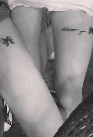 Geeignet für Paare und Schwesternbeine in englischem Tattoo-Muster
