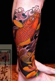 Аяқтағы жапон стиліндегі қызыл кальмар татуировкасы