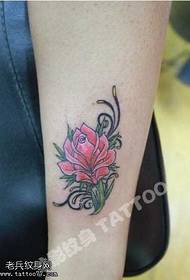 mga bitiis nga European ug American style rose pattern sa tattoo
