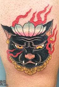 ζωγραφισμένο μοσχάρι μαύρο μοτίβο τατουάζ γάτα