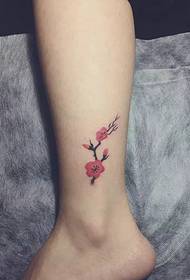 Mazs svaigs un dabisks mazu ziedu tetovējuma raksts pie teļa