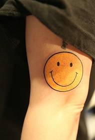 숙녀 다리 미소 문신 문신은 매우 귀엽다
