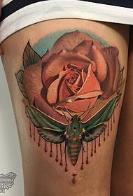 tatuaż ze wzorem ćmy w kształcie róży 3D