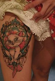 Mädchen Oberschenkel eine niedliche Blume Katze Tattoo-Muster