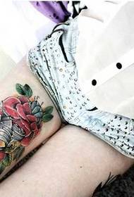 kojos fotoaparato rožių tatuiruotės modelis