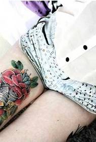 modello di tatuaggio rosa fotocamera telecamera gamba