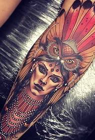 Hermosa tribo india no patrón de tatuaxe da muller do becerro