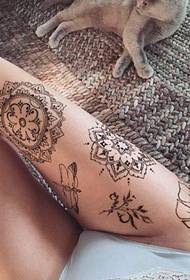 mergaičių seksualios šlaunys ant gražaus dekoratyvinio stiliaus mandalų gėlių tatuiruotės modelio
