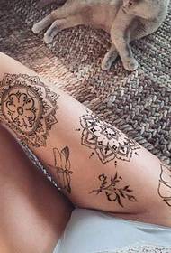 rapaza coxa sexy no fermoso estilo decorativo patrón de tatuaxe de flores de mandala