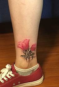 per il modello di tatuaggio floreale a gambe nude della ragazza carina