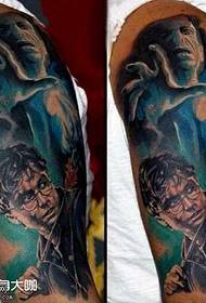 Modeli i tatuazhit të këmbëve nga Harry