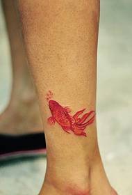 piccolo disegno del tatuaggio del pesce rosso bloccato nel polpaccio