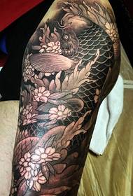 patrón de tatuaje de calamar que cubre toda la media pierna