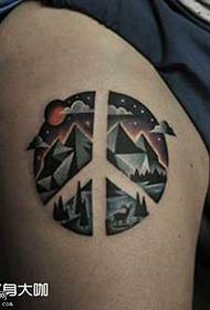 Grande modello del tatuaggio della montagna della neve