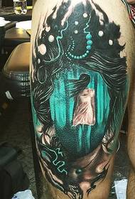 Perna mulher floresta escura tatuagem padrão