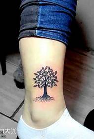 modello del tatuaggio dell'albero della gamba