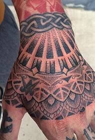 patrón de tatuaxe decorativo xeométrico redondo na coxa