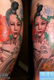 modèle de tatouage jambe beauté calmar pivoine fleur
