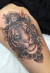 Татуировка модел на татуировка на бедрото тигър