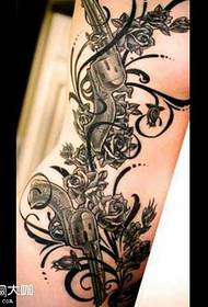 perna flor de vimbio man de tatuaxe pistola de roda de man