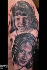 Нога на мајка и ќерка на тетоважа