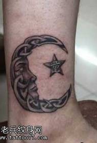 Padrão de tatuagem de estrela de lua de perna