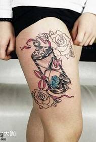 Vzorec tatoo peščenih ur noge