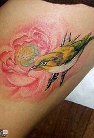 腿部粉玫瑰鸟纹身图案