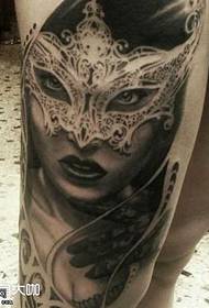 modello di tatuaggio ragazza maschera per le gambe