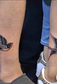 péire cosa lom tá patrún tattoo beag fáinleog an-rómánsúil