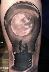 Modèle de tatouage jambe soleil et lune