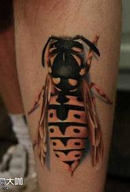 modello del tatuaggio del calabrone della gamba