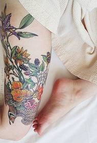 kadın uyluk rengi çiçek dövme deseni
