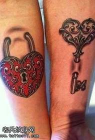 Model de tatuaj cu cheie de inimă roșie