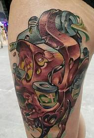 Groot mechanisch tattoo-patroon aan de buitenkant van de dij