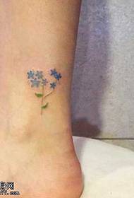 kojos mėlynos gėlės tatuiruotės modelis