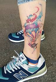 Узорак тетоваже водоносног балона у боји босог стопала је млад