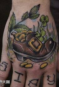 disegno del tatuaggio scarpe gamba