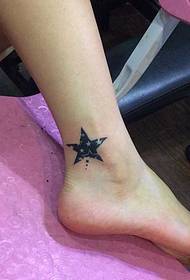 patrón de tatuaje de tótem de cinco estrellas de pierna