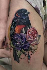 flor de aves de ternera pintadas de tatuaje realista