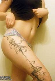 seksualiausias glamonių tatuiruotės modelis ant kojos