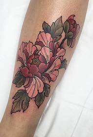 disegno del tatuaggio del tatuaggio peonia dipinta tradizionale di vitello