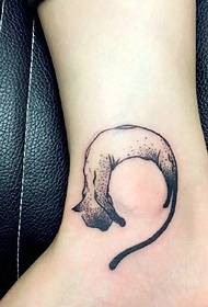 Візерунок татуювання маленьких тварин на щиколотці дуже милий