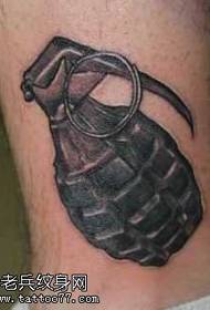 Ben alternativa tatuering mönster för granat