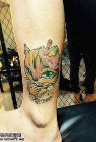 modello di tatuaggio gatto carino gamba